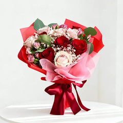Bouquet bunga mawar merah dan putih, kemasan elegan, online florist terpercaya