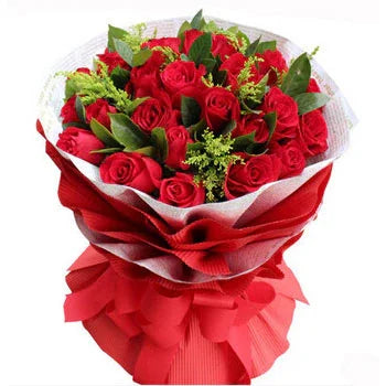 Buket bunga mawar merah segar dari online florist, dikemas elegan dengan pita merah untuk hadiah spesial.