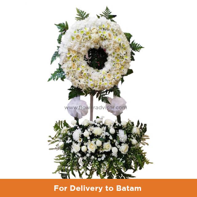 Bunga papan duka cita online florist untuk pengiriman ke Batam, elegan dengan bunga putih dan hijau