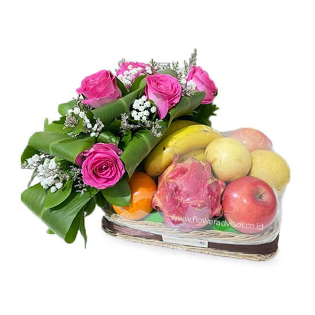 Bunga mawar merah muda dan buah segar dalam keranjang, online florist terpercaya