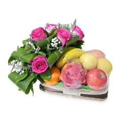 Bunga mawar merah muda dan buah segar dalam keranjang, online florist terpercaya