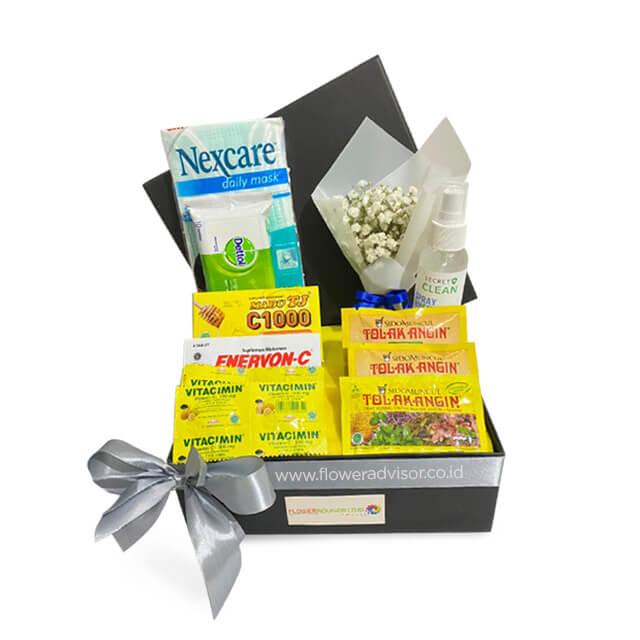 Hadiah kado sehat dengan vitamin, masker, dan bunga kecil dari online florist terpercaya