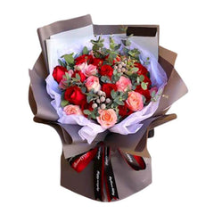 Buket bunga mawar merah dan pink dari online florist, dibungkus elegan dengan pita