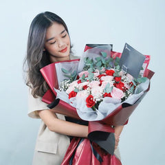 Wanita memegang buket bunga mawar merah dan pink, layanan online florist terpercaya