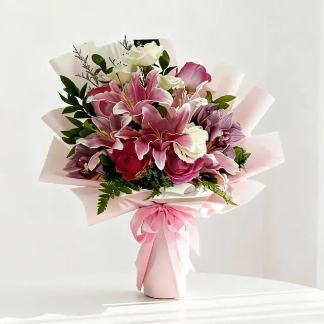 Bouquet bunga mawar dan lili warna pink, dikemas elegan dengan pita, online florist terpercaya