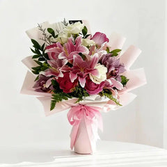 Bouquet bunga mawar dan lili warna pink, dikemas elegan dengan pita, online florist terpercaya