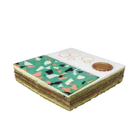 Kue ulang tahun motif terrazzo dari online florist, desain modern dengan lapisan cokelat dan hijau