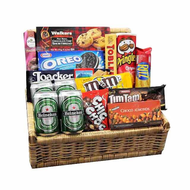 Keranjang hadiah online florist berisi snack, bir Heineken, dan cokelat untuk kirim ke seluruh Indonesia