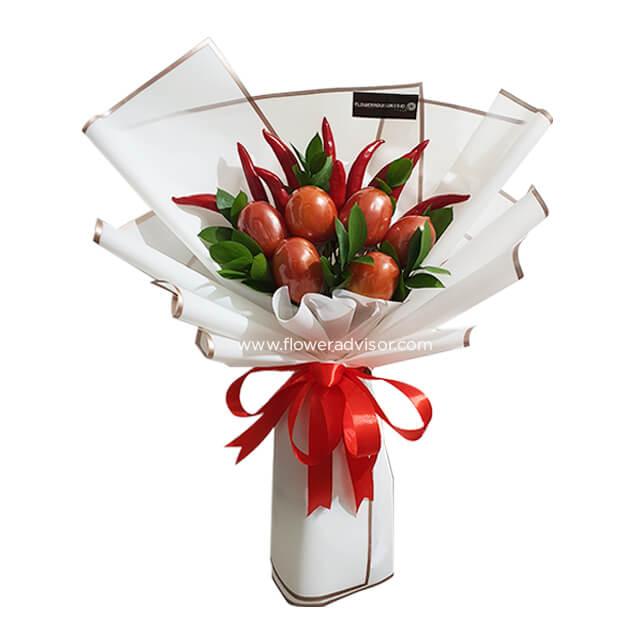 Bouquet unik dengan cabai merah dan tomat, dikemas elegan oleh online florist