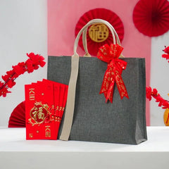 Tas hadiah abu-abu dengan pita merah dan amplop merah, cocok untuk online florist