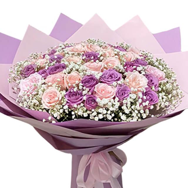 Buket bunga mawar ungu dan pink dengan baby's breath, dikemas elegan untuk online florist