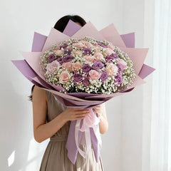 Buket bunga mawar ungu dan pink dari online florist, dikemas elegan dengan pita