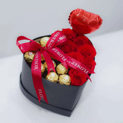 Bunga mawar merah dan cokelat Ferrero Rocher dalam kotak hati, online florist