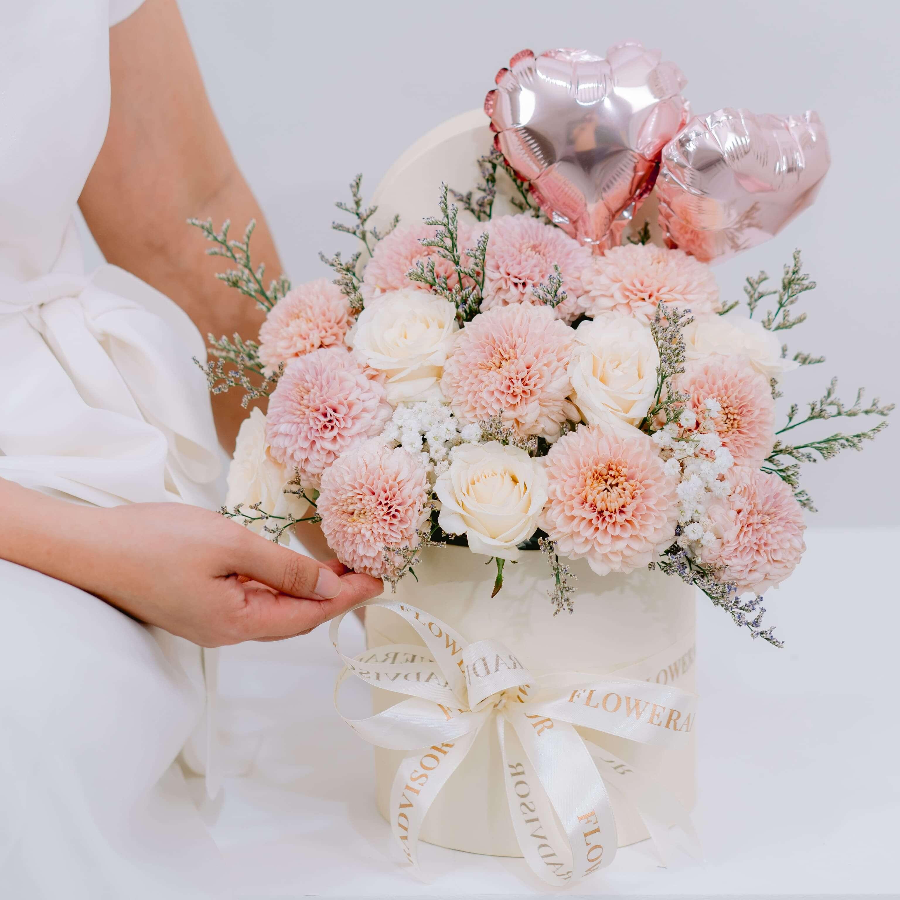 Bunga mawar dan krisan pink putih dalam box, dilengkapi balon hati, dari online florist