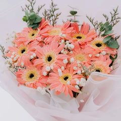 Bouquet bunga gerbera peach dengan baby's breath, online florist terpercaya