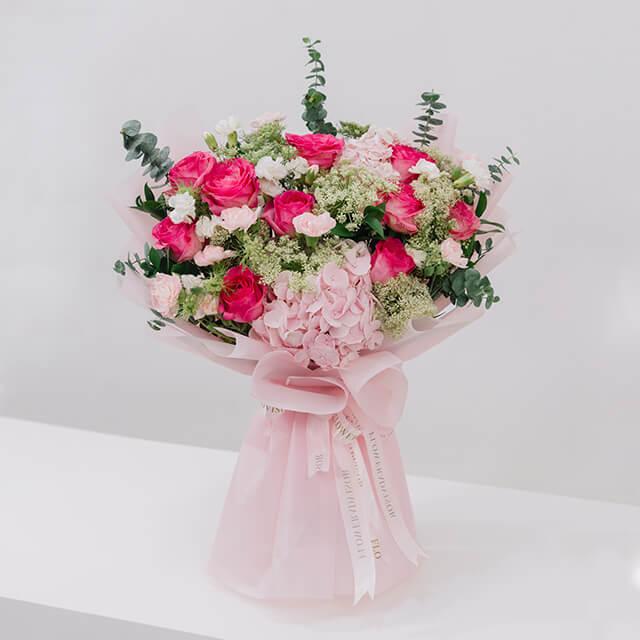 Bouquet bunga mawar merah muda dan putih, online florist terpercaya untuk hadiah spesial