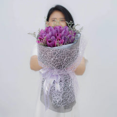Bouquet bunga ungu elegan dari online florist, dikemas cantik dengan pita dan jaring halus