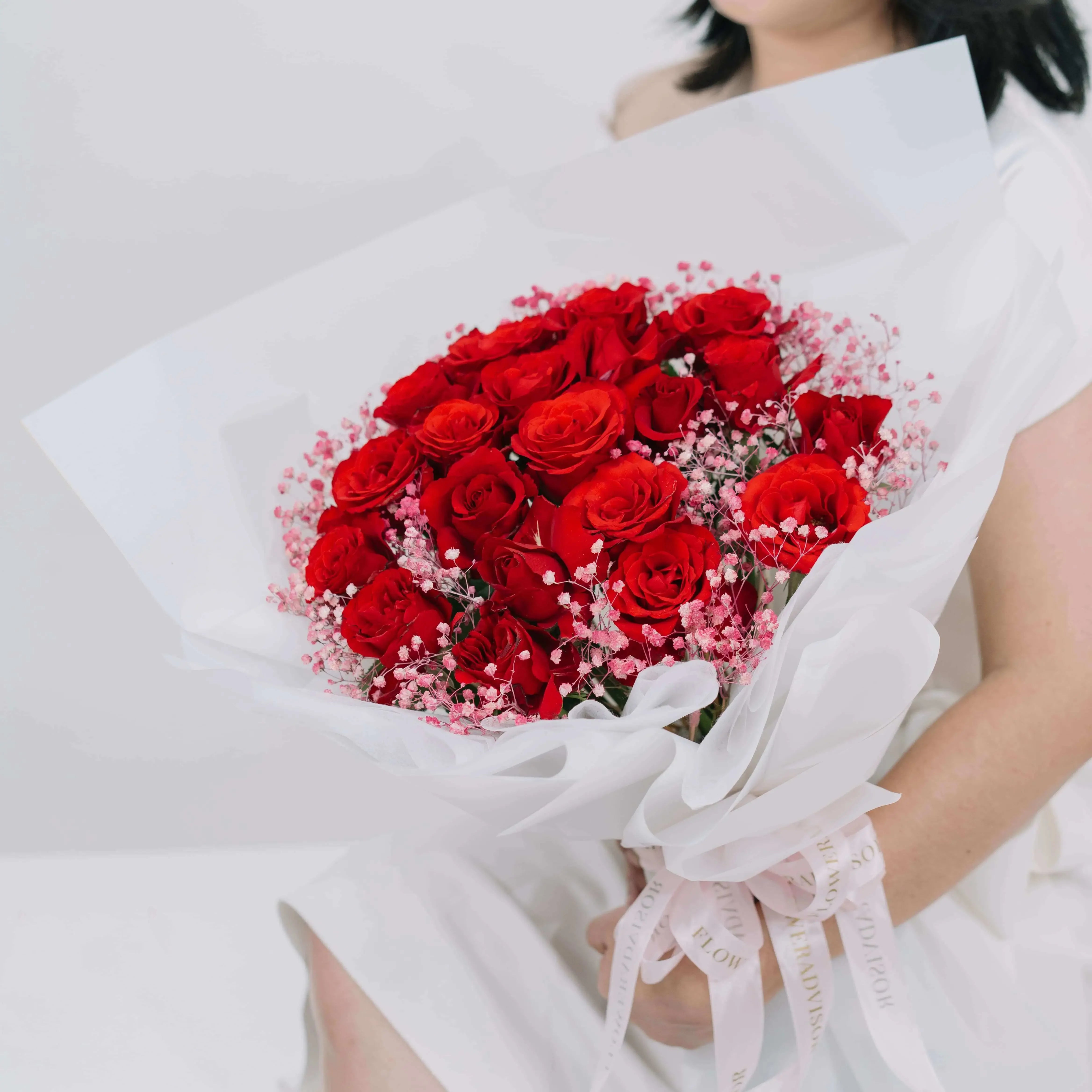 Buket mawar merah segar dari online florist, dikemas elegan dengan kertas putih dan pita