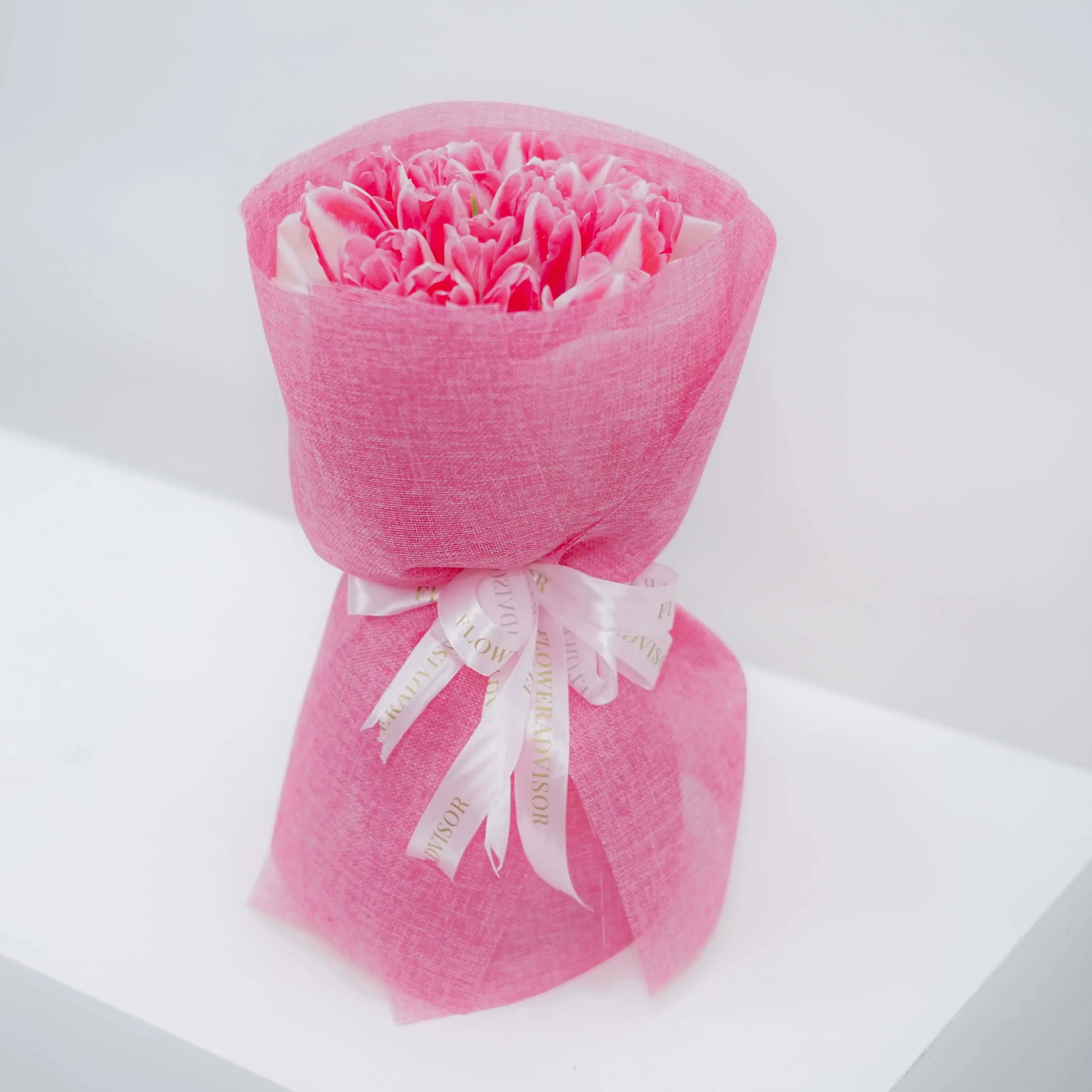 Bouquet bunga mawar pink cantik dari online florist, dikemas rapi dengan pita elegan