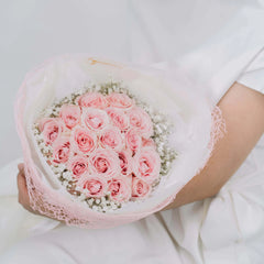 Bouquet mawar pink cantik dari online florist, dikemas elegan dengan baby's breath