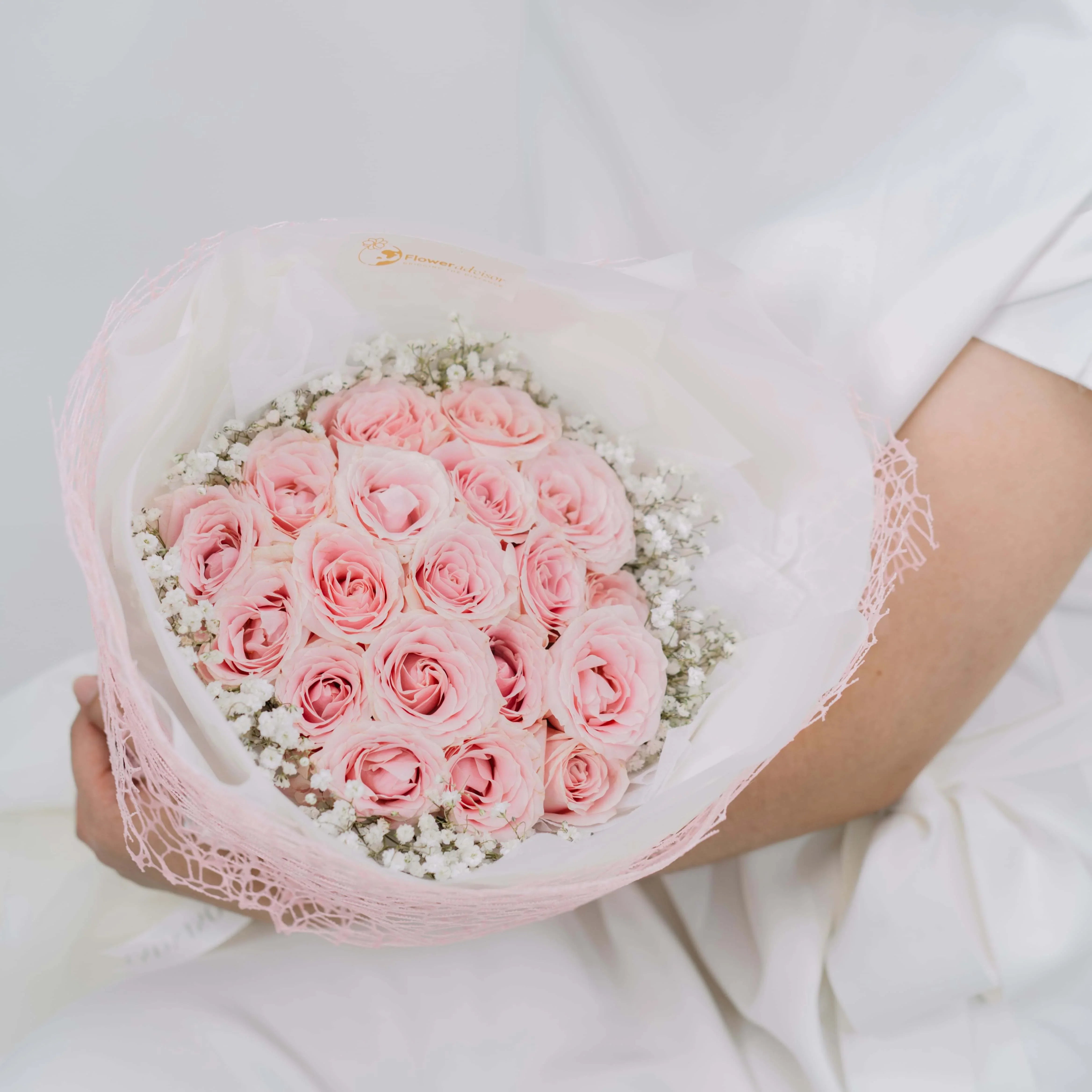 Bouquet mawar pink cantik dari online florist, dikemas elegan dengan hiasan baby's breath