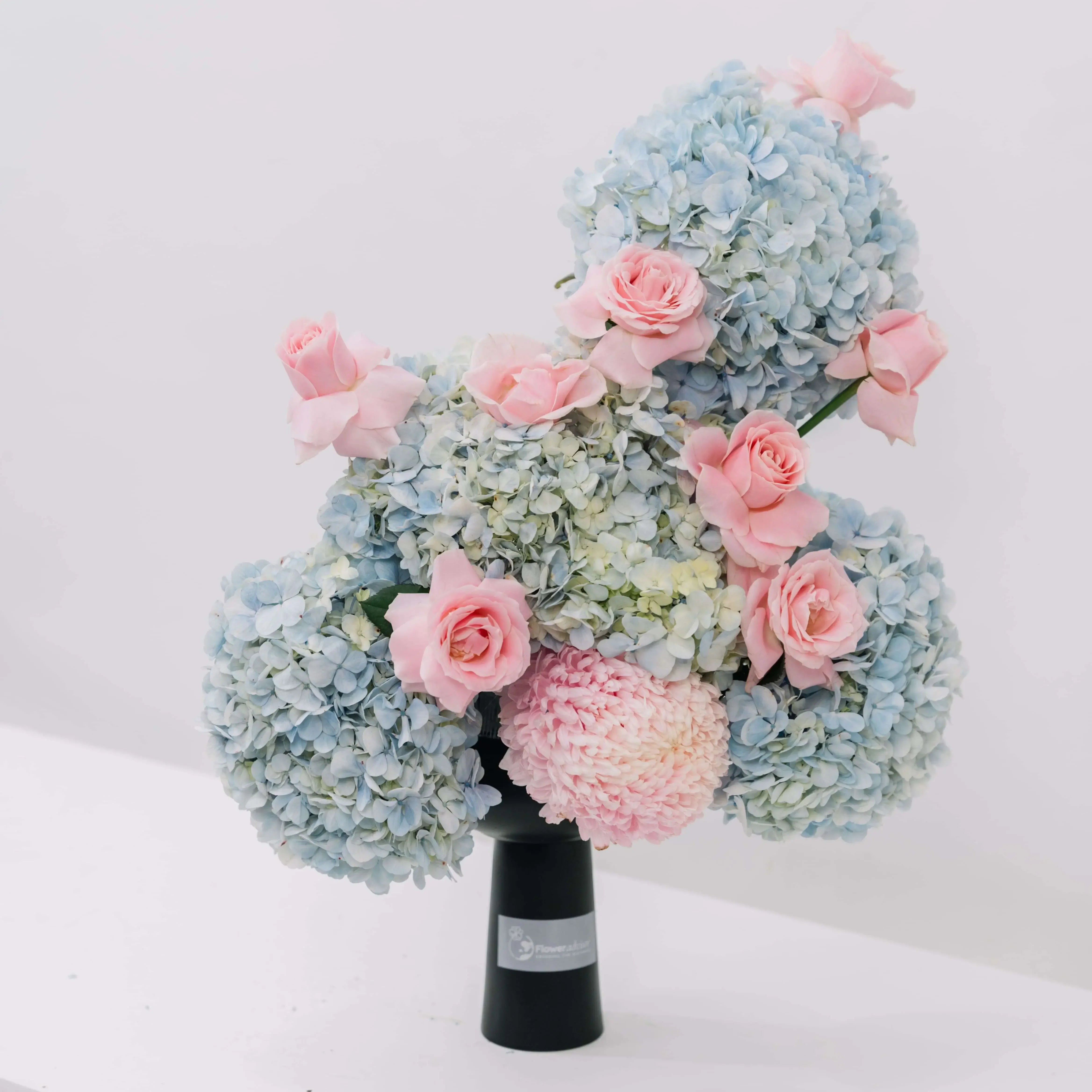 Bouquet bunga mawar pink dan hydrangea biru dari online florist, cocok untuk hadiah istimewa.