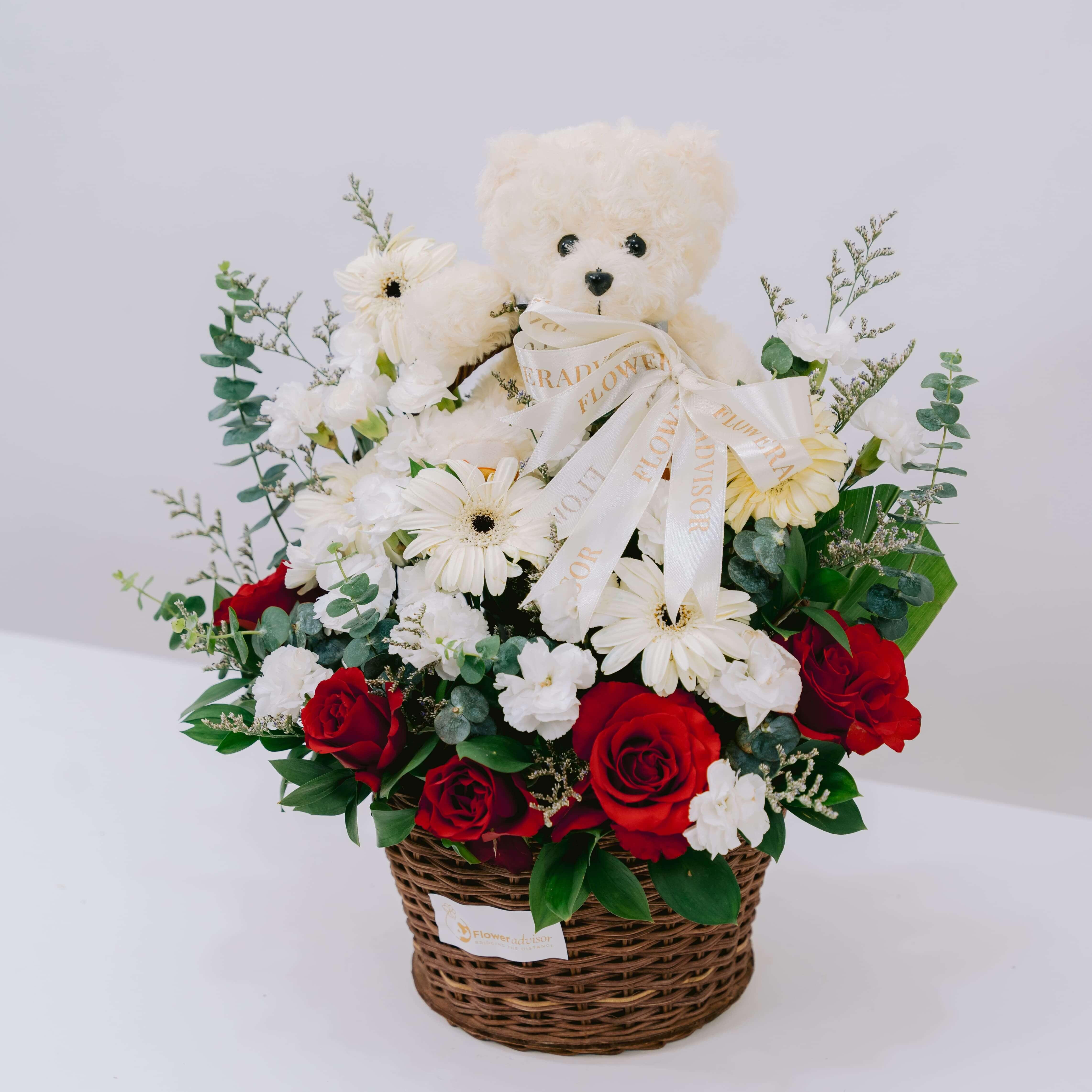Bunga mawar merah putih dan boneka beruang di keranjang, online florist terpercaya