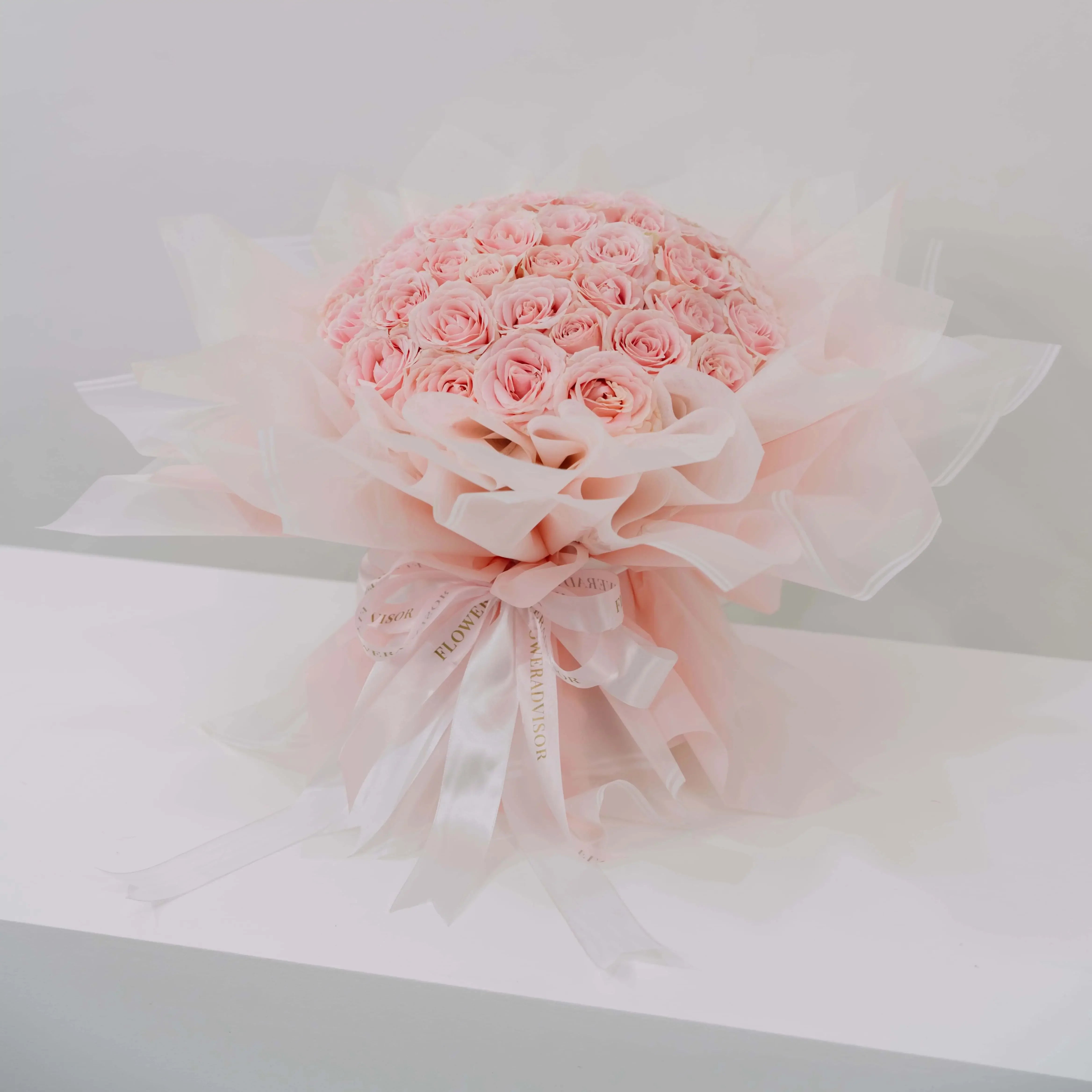 Bouquet mawar pink cantik dari online florist, dikemas elegan dengan pita putih