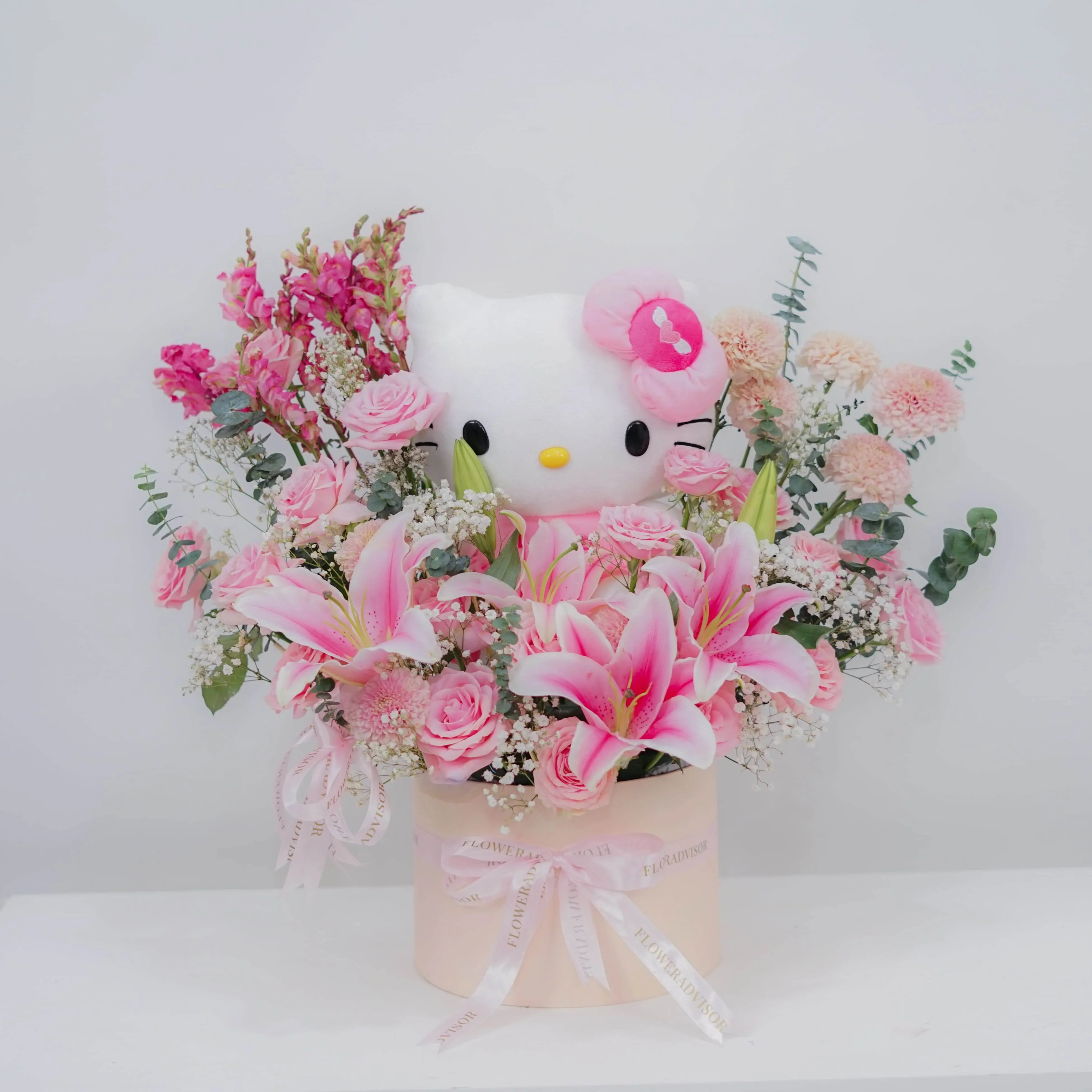 Bunga mawar dan lili pink dengan boneka Hello Kitty, layanan online florist terpercaya