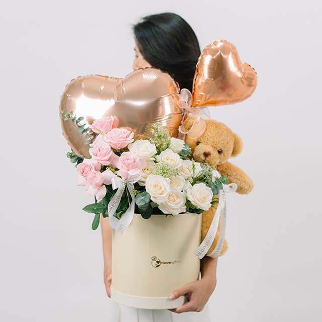 Bunga mawar pink dan putih dalam box, disertai boneka beruang dan balon hati, dari online florist terpercaya
