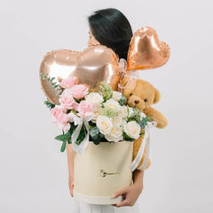 Bunga mawar pink dan putih dalam kotak dengan boneka beruang dan balon hati, online florist