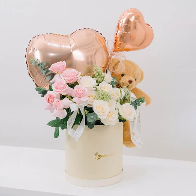 Bunga mawar pink dan putih dalam kotak dengan boneka beruang dan balon hati, online florist