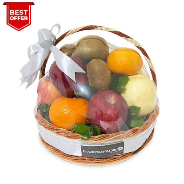 Keranjang buah segar dengan apel, jeruk, dan kiwi, hadiah ideal dari online florist terpercaya