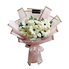 Bouquet bunga putih elegan dari online florist, dikemas cantik dengan pita pink