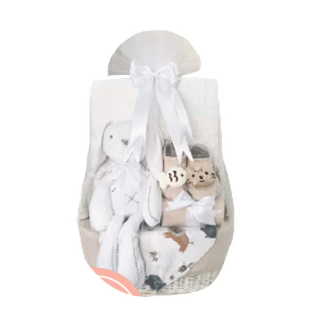 Hadiah bayi lucu dengan boneka dan perlengkapan, dikirim oleh online florist terpercaya