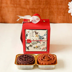 Kue bulan tradisional dalam kotak merah elegan, ideal untuk hadiah dari online florist