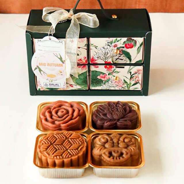 Kue bulan Mid Autumn dengan desain bunga, disajikan dalam kotak elegan, online florist