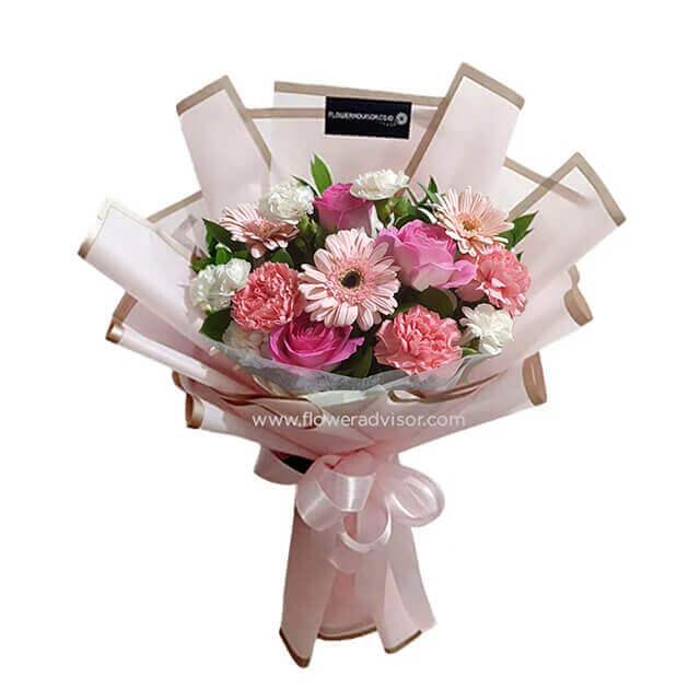 Bouquet bunga cantik dari online florist dengan rangkaian mawar dan gerbera pink