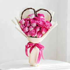Buket mawar pink cantik dengan hiasan hati anyaman, online florist terpercaya