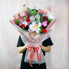 Buket bunga cantik dengan peony dan mawar, dikemas rapi untuk pengiriman dari online florist