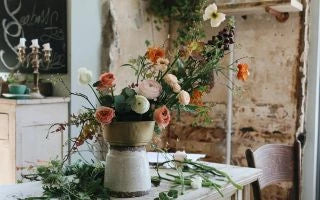 4 Tips Ruangan Estetik dengan Bunga Meja Dekorasi Minimalis