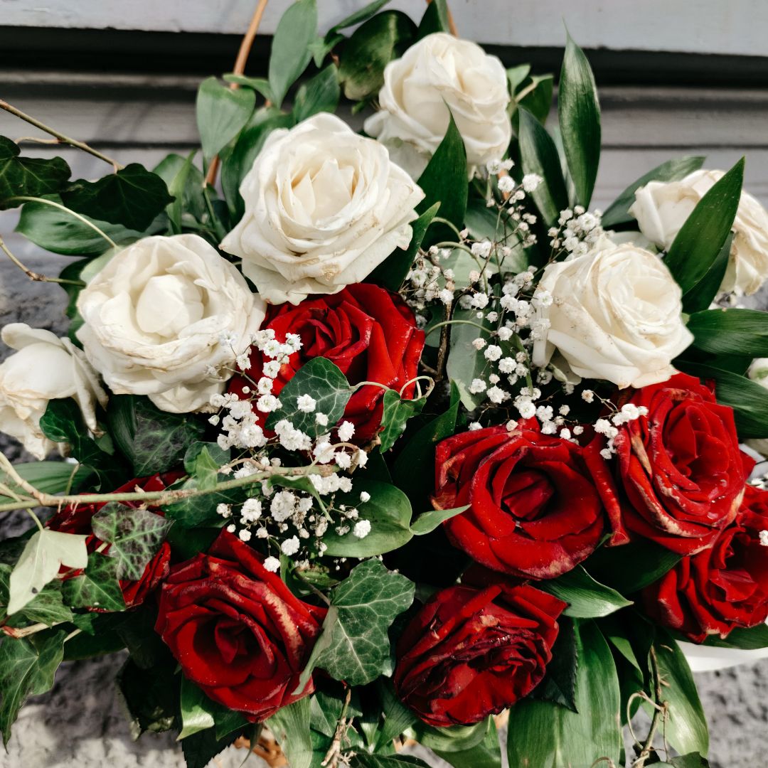 Buket Mawar Merah Valentine: Simbol Romantis yang Tak Lekang oleh Waktu