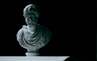 Cinta Menurut Plato: Bagaimana Keindahan Meromantisasi Jiwa?
