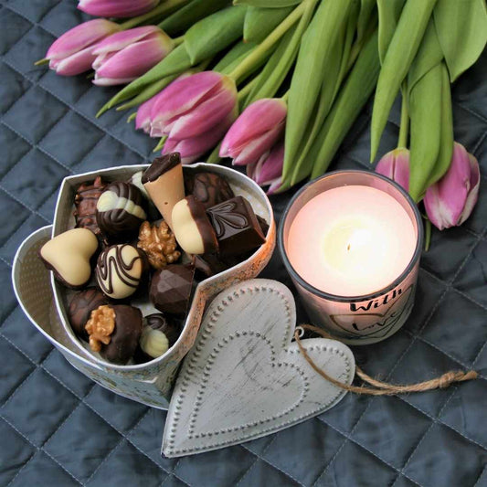 Mengapa Bunga dan Coklat Selalu Jadi Pilihan Romantis?