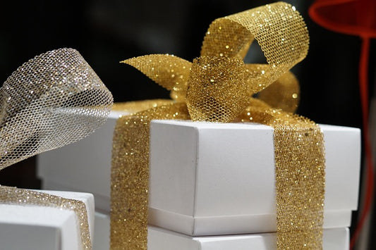 20 Ide Hadiah Pertunangan yang Spesial