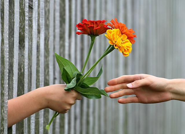 6 Cara Memberi Buket Bunga buat Pacar, Jangan Sampai Salah!