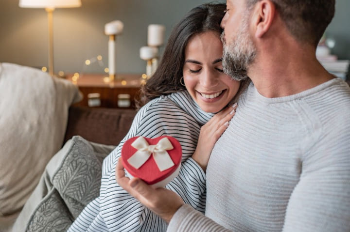 14 Ide Kado Valentine Romantis untuk Istri: Dari yang Klasik Hingga Modern