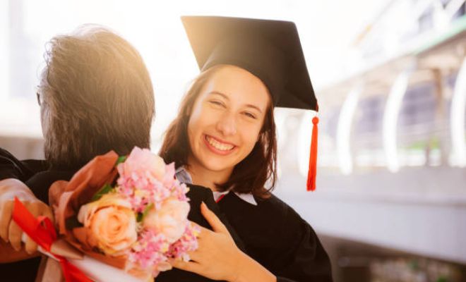 10 Rekomendasi Buket Wisuda Pria & Wanita Terbaik
