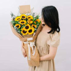 Buket bunga matahari segar dari online florist, dikemas cantik dengan pita dan kartu ucapan.