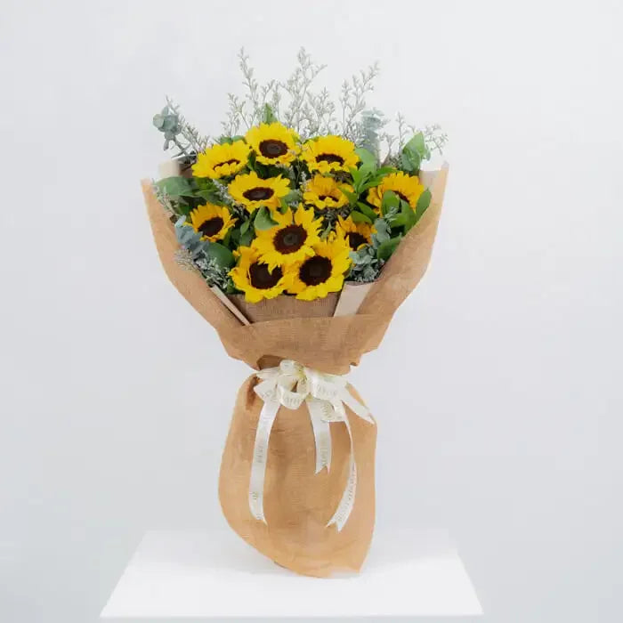 Bouquet bunga matahari segar dari online florist, dikemas rapi dengan pita putih
